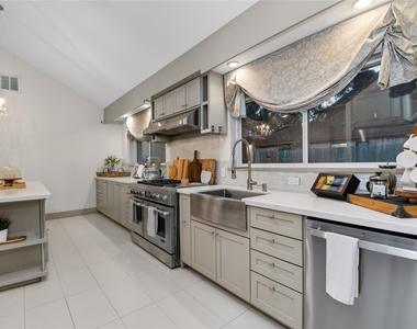 14603 Carolcrest Drive - Photo Thumbnail 5