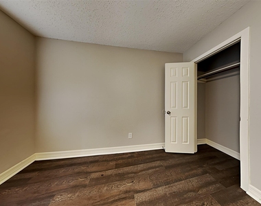 6907 Foxside Lane - Photo Thumbnail 12