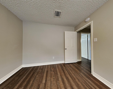 6907 Foxside Lane - Photo Thumbnail 9