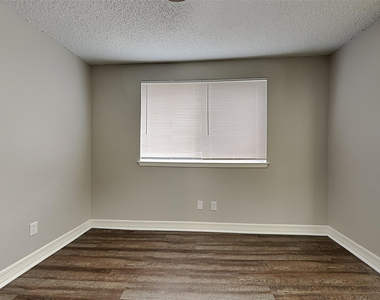 6907 Foxside Lane - Photo Thumbnail 5