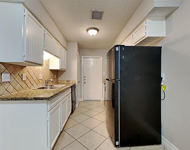 6907 Foxside Lane - Photo Thumbnail 4