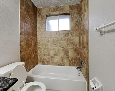 6907 Foxside Lane - Photo Thumbnail 13