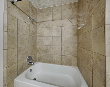 6907 Foxside Lane - Photo Thumbnail 8