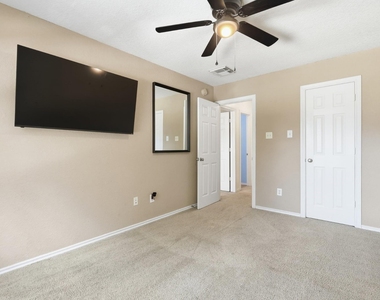 11402 Overland Trail Drive - Photo Thumbnail 12