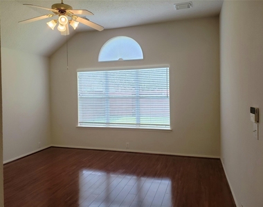 5810 Willow Park Drive - Photo Thumbnail 12