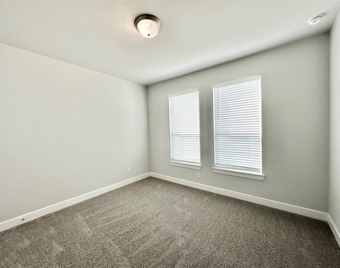 9218 Rocking Plain Lane - Photo Thumbnail 3