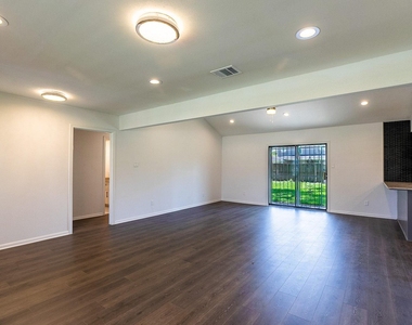 3320 Wentworth Street - Photo Thumbnail 8