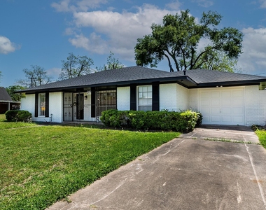 3320 Wentworth Street - Photo Thumbnail 3
