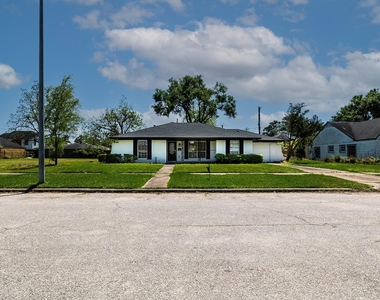 3320 Wentworth Street - Photo Thumbnail 1