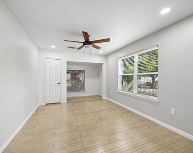 4801 Avenue H - Photo Thumbnail 3