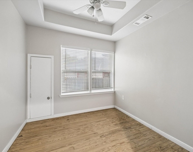4801 Avenue H - Photo Thumbnail 13