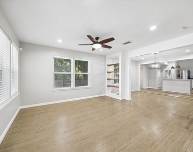 4801 Avenue H - Photo Thumbnail 4