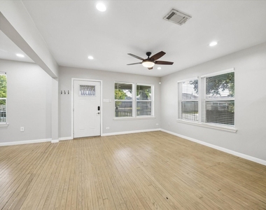 4801 Avenue H - Photo Thumbnail 2