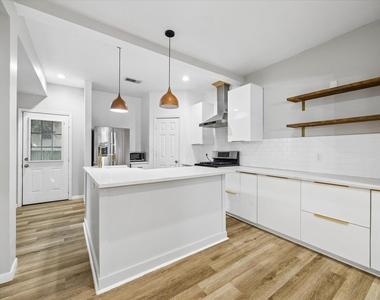 4801 Avenue H - Photo Thumbnail 6