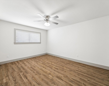 4300 Rosslyn Road - Photo Thumbnail 5