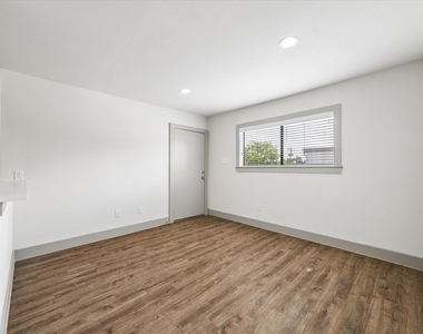 4300 Rosslyn Road - Photo Thumbnail 2