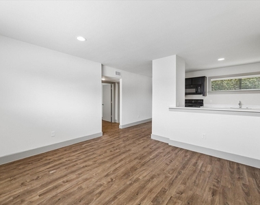 4300 Rosslyn Road - Photo Thumbnail 4
