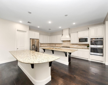 9814 Carver Drive - Photo Thumbnail 7