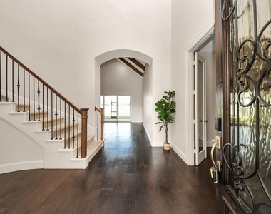 9814 Carver Drive - Photo Thumbnail 3