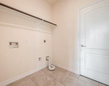 223 Sintra Lake Way - Photo Thumbnail 17