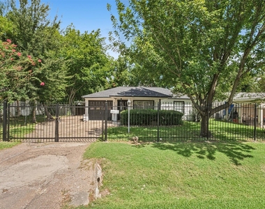 805 Parkstone Drive - Photo Thumbnail 14