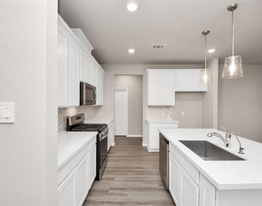 5810 Linda Cove Lane - Photo Thumbnail 4