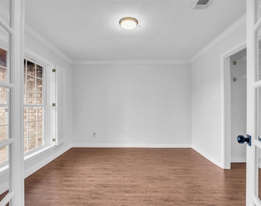 6835 Queensclub Drive - Photo Thumbnail 4