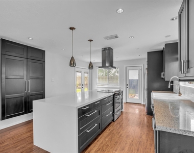 6835 Queensclub Drive - Photo Thumbnail 7