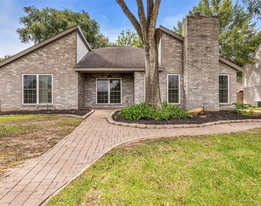 6835 Queensclub Drive - Photo Thumbnail 5