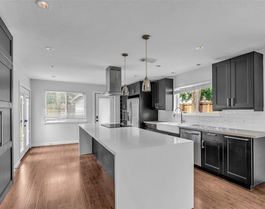 6835 Queensclub Drive - Photo Thumbnail 3