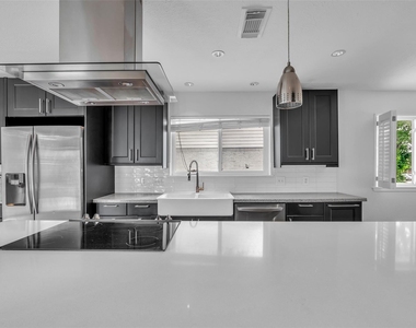 6835 Queensclub Drive - Photo Thumbnail 8