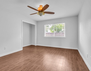 6835 Queensclub Drive - Photo Thumbnail 10