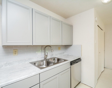522 Jeff Davis Drive - Photo Thumbnail 2