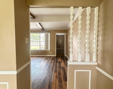 3800 Kingsway Drive - Photo Thumbnail 3