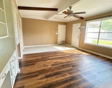 3800 Kingsway Drive - Photo Thumbnail 12