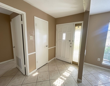3800 Kingsway Drive - Photo Thumbnail 4