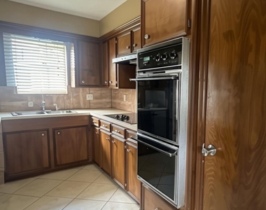 3800 Kingsway Drive - Photo Thumbnail 20