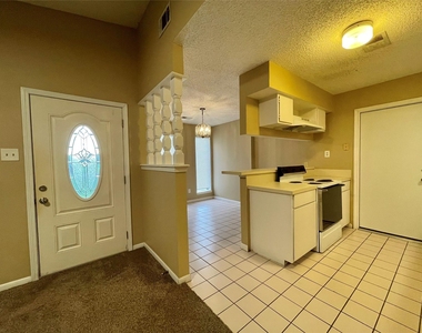 1510 N Avenue Q - Photo Thumbnail 2