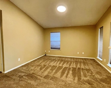 1510 N Avenue Q - Photo Thumbnail 6