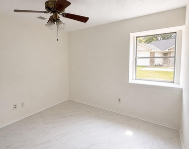 4610 Rivertree Lane - Photo Thumbnail 11