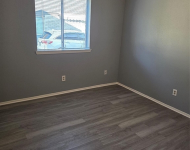 19302 Woodglen Drive - Photo Thumbnail 3