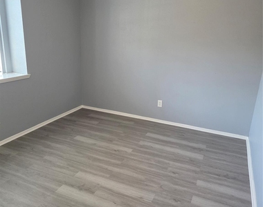 19302 Woodglen Drive - Photo Thumbnail 5