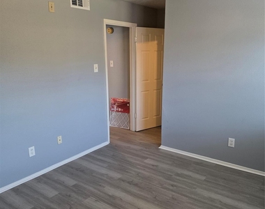 19302 Woodglen Drive - Photo Thumbnail 4