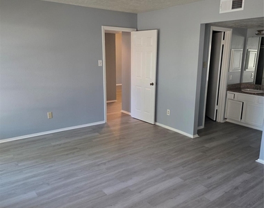 19302 Woodglen Drive - Photo Thumbnail 12