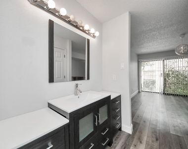11917 Bob White Drive - Photo Thumbnail 9