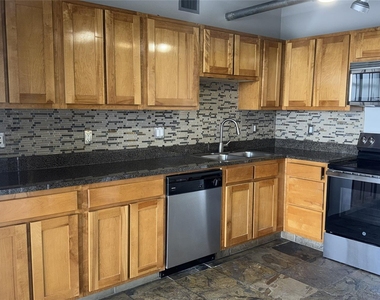230 W Alabama Street - Photo Thumbnail 10