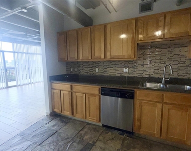 230 W Alabama Street - Photo Thumbnail 7