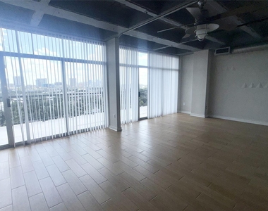 230 W Alabama Street - Photo Thumbnail 11
