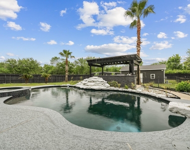 2027 Cullen Boulevard - Photo Thumbnail 39