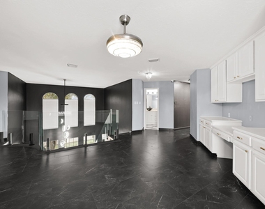 2027 Cullen Boulevard - Photo Thumbnail 29